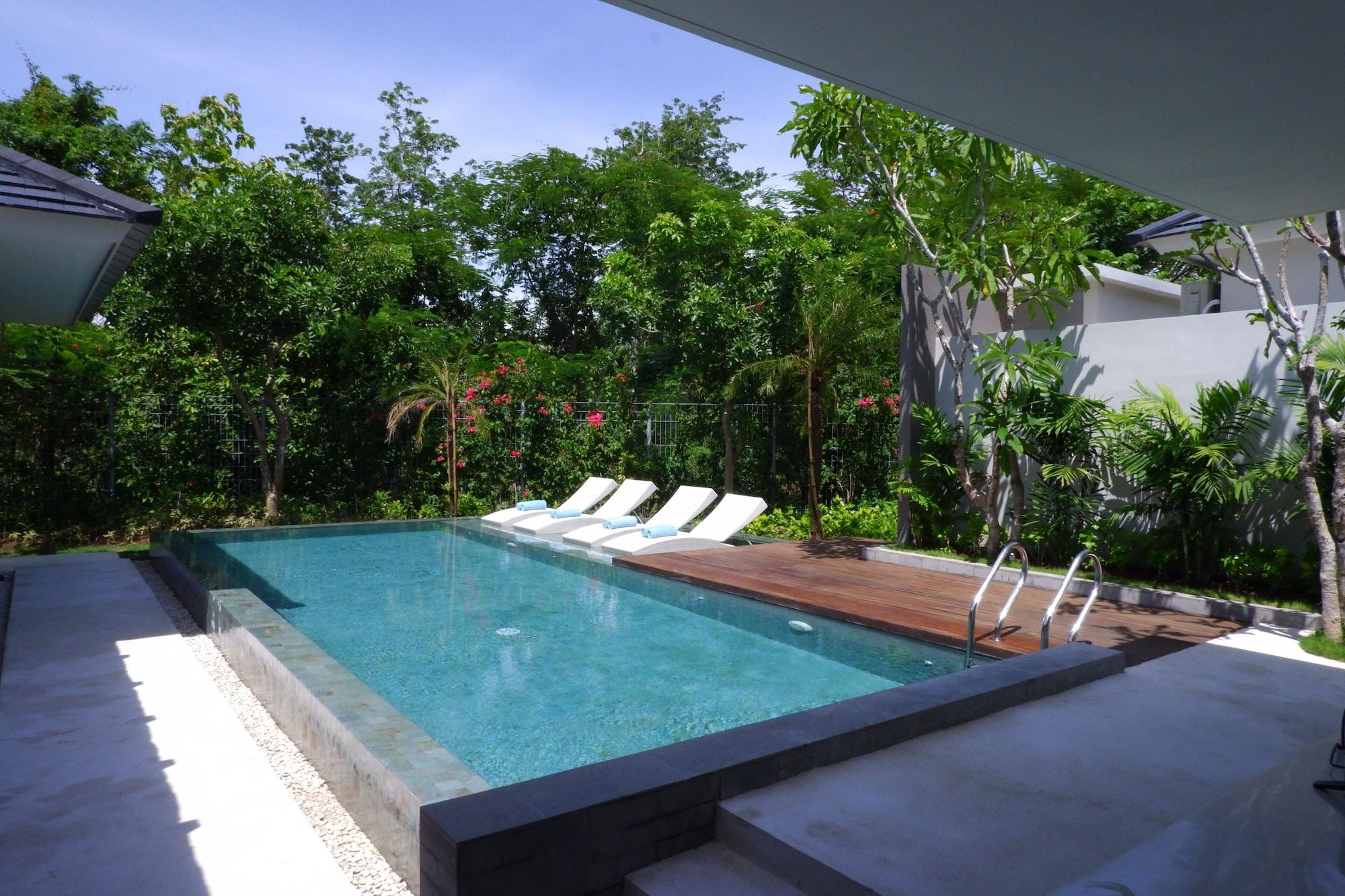Cross Bali Breakers Hotel Jimbaran  Exterior photo